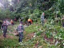 Tingkatkan Kerjasama, Babinsa Bersama Masyarakat Gotong-Royong Bersihkan Saluran Air