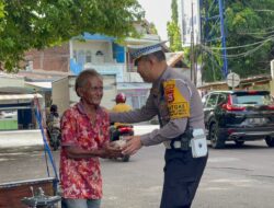 Jumat Berkah, Sat Lantas Polres Parepare Berbagi Kepada Kalangan Daeng Becak