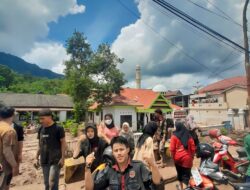 MAHASISWA BIMBINGAN DAN KONSELING UNIMEN MEMBANTU WARGA MEMBERSIHKAN SISA SISA BANJIR