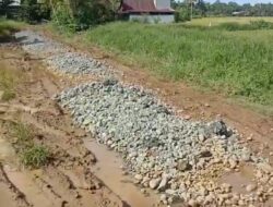 10 Tahun Menanti Perbaikan Jalan, Masyarakat Terpaksa Patungan Beli Material Nimbun Lumpur