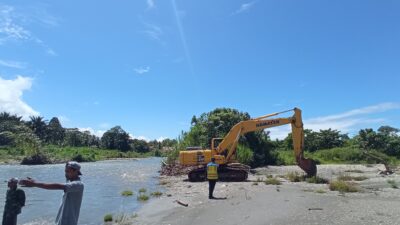 Kolaborasi Pemkab Lutim-Lutra Melakukan Normalisasi Sungai