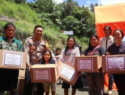 BENTUK POLRI PEDULI, KAPOLDA SULSEL SALURKAN PAKET BANSOS KEPADA KORBAN BENCANA TANA LONGSOR