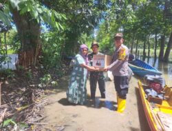 Gunakan Perahu, Kapolsek Malangke Barat Salurkan Bantuan Bagi Korban Banjir di Desa Pombakka