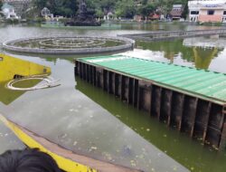Terlalu Berat, Evakuasi Truk Peti Kemas Yang Terjungkal di Kolam Makale Ditunda