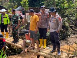 SIGAP POLRI, TNI, BPBD TATOR BERSAMA WARGA BERSIHKAN MATERIAL TANAH LONGSOR