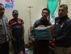 Polri Peduli, Polda Sulsel Melalui Polres Tana Toraja Beri Bantuan Tali Asih Ke Ibu Yang Terkena Musibah Di Simbuang