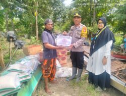 Kapolsek Malangke Barat Kawal Distribusi Bantuan Sembako di Desa Pombakka dengan Perahu Tradisional Menjadi Sarana Utama