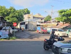 Terciduk Labrak Rambu Larangan Masuk, Seorang Pengendara Digiring Kembali Kejalan Yang Benar Oleh Polisi