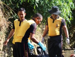 Kapolres Tator Turun Langsung Bersihkan Sampah Di Bantaran Sungai, Maknai HUT Bhayangkara Ke 78