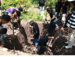 BANTU MASYARAKAT YANG MEMBUTUHKAN MAHASISWA SIPIL UNIMEN MELAKSANAKAN PROGRAM PEMBUATAN JAMBAN