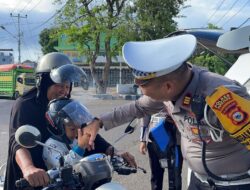 Laksanakan Operasi Zebra Pallawa 2024 Secara Humanis, Sat Lantas Polres Parepare Berbagi Helm dan Sabuk Bonceng Anak