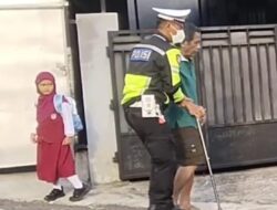 Aksi Spontanitas Bripka Herman Papah Seorang Lansia yang Kesulitan Berdiri dan Berjalan