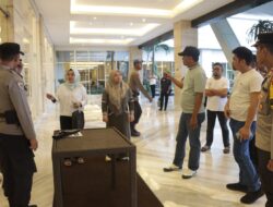 CEK LOKASI DEBAT, KAPOLRES LUWU UTARA PASTIKAN PENGAMANAN TIGA LAPIS LIBATKAN JIBOM DAN ESCAPE DARI SATBRIMOB, PERSONIL GABUNGAN POLDA SULSEL DAN POLRESTABES MAKASSAR