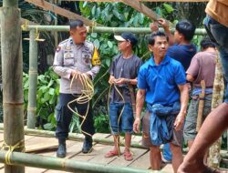 *Gotong Royong di Kombong Raru, Bhabinkamtibmas Sampaikan Himbauan Jelang Pilkada*
