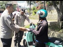 Jumat Berkah, Polres Tator Sambangi Warga Untuk Berbagi