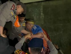 *Tim SAR Batalyon A Pelopor Brimob Polda Sulsel Evakuasi Warga Terdampak Banjir di Makassar*
