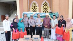 Kapolres Tator Bagikan Takjil Di Masjid Raya Makale, Tebar Kebaikan Di Bulan Ramadhan