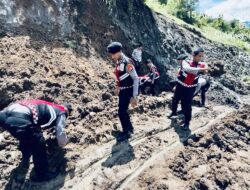 Polres Tator Terjun Bantu Warga Bersihkan Material Longsor di Bonggakaradeng