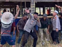 Lestarikan Budaya Gotong Royong, Kasat Binmas Polres Jeneponto Pimpin Bantu Warga Pindahkan Rumah