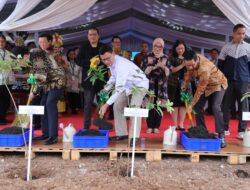 Taruna Ikrar Kepala BPOM RI Tanam Pohon Menandai Groundbreaking PT. Lapi Laboratories