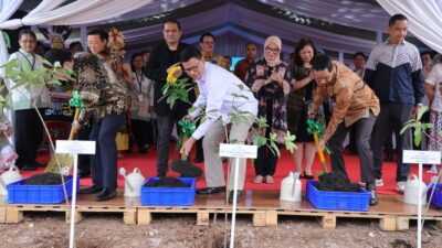 Taruna Ikrar Kepala BPOM RI Tanam Pohon Menandai Groundbreaking PT. Lapi Laboratories