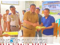 Wakil Bupati Enrekang Serahkan 300 Sertipikat PTSL di Baraka dan Buntu Batu