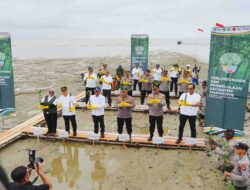 Kapolri dan Menteri LH Tanam Mangrove di Kalbar, Dorong Kepedulian Untuk Lestarikan Lingkungan