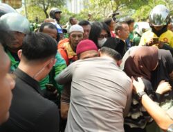 Hadiri Pemakaman Affan Kurniawan di TPU Karet Bivak, Kapolda Metro Sampaikan Permohonan Maaf
