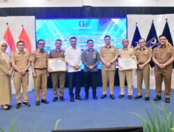 Bupati Luwu Utara terima Penghargaan Kemenkum Sulawesi Selatan atas Pembentukan 100 Persen Posbakum