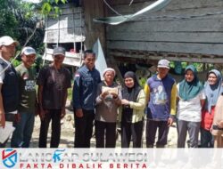 Disaksikan Warga, BAZNAS Enrekang Serahkan Bantuan Bedah Rumah untuk Ibu Mantasia