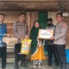 Bukti Kepedulian Terhadap Warga Binaannya, Kapolsek Malangke Barat Beri Bantuan Sembako Bagi Korban Angin Puting Beliung