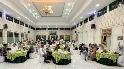 Semangat Basamo Bajaso,Basamo Basuo Bukber Alumni Farmasi Unand Himpun Puluhan Juta Rupiah untuk Korban Banjir Padang