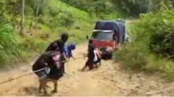 Viral Jalan Rusak di Bungin Enrekang, Warga Tarik Mobil Ramai-ramai Agar Bisa Lewat