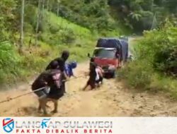 Viral Jalan Rusak di Bungin Enrekang, Warga Tarik Mobil Ramai-ramai Agar Bisa Lewat