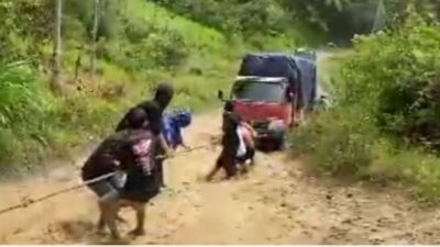 Viral Jalan Rusak di Bungin Enrekang, Warga Tarik Mobil Ramai-ramai Agar Bisa Lewat